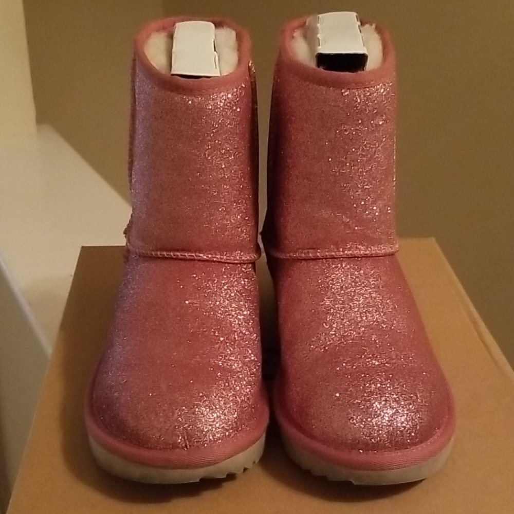 UGG KIDS CLASSIC SHORT II GLITTER IN PINK SZ 3